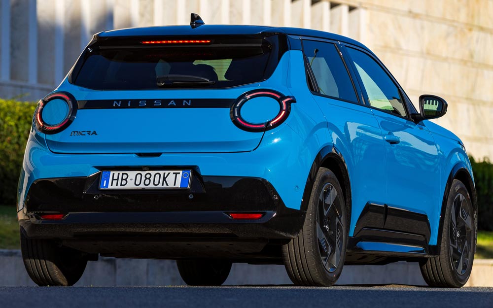 Tre Quarti Posteriore della Nuova Nissan MICRA Elettrica 2026